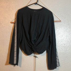 Front knotted long sleeve crop top